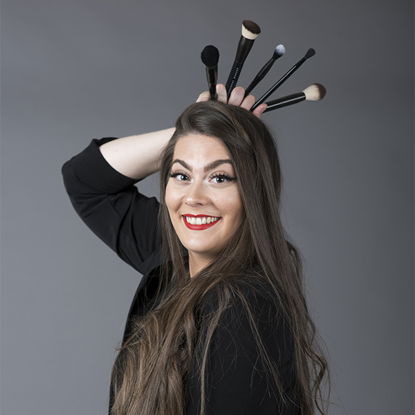 Laura, maquilladora de produccion de video carlos lorenzo
